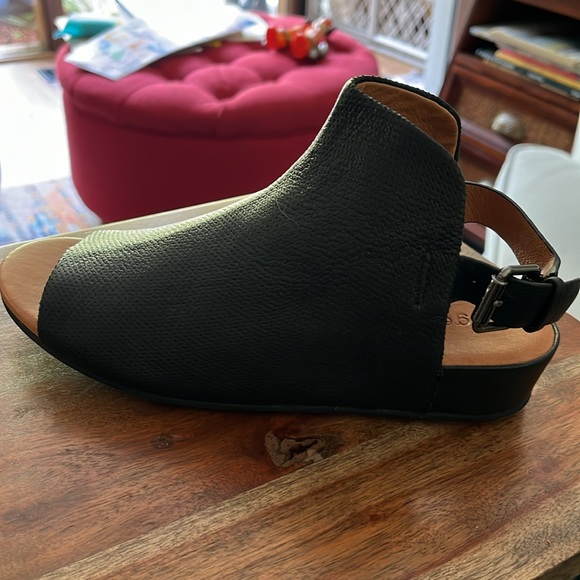 Gentle Souls Black Leather Gladiator Sandals-Size 6.5 - Picture 3 of 8